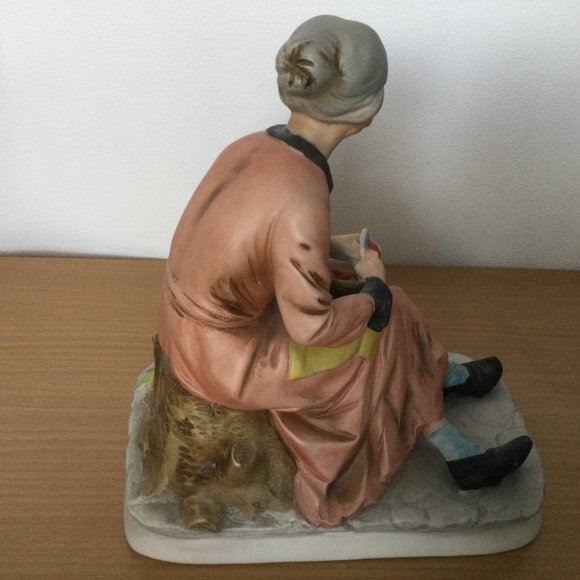 Vintage figurine sitting lady with fruits & umbrella marked made in Japan - Picture 4 of 6